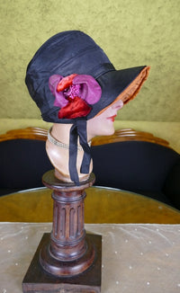 Schwarz-orangefarbene Glocke im Haubenstil, ca. 1926