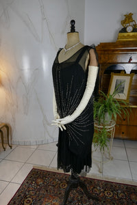 Antikes Abendkleid aus schwarzem Seidenchiffon mit Strasssteinen, ca. 1928