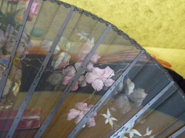 Faltfächer, bemalt mit lila und rosa Blumen, ca. 1895