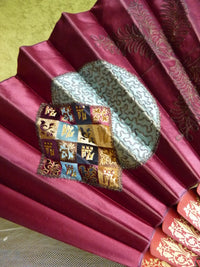 Faltfächer aus rotem Satin, ca. 1905