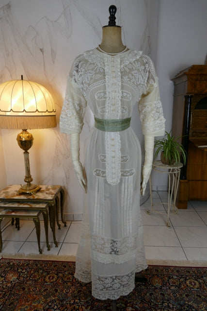 Robe de thé antique en dentelle maltaise édouardienne, vers 1908