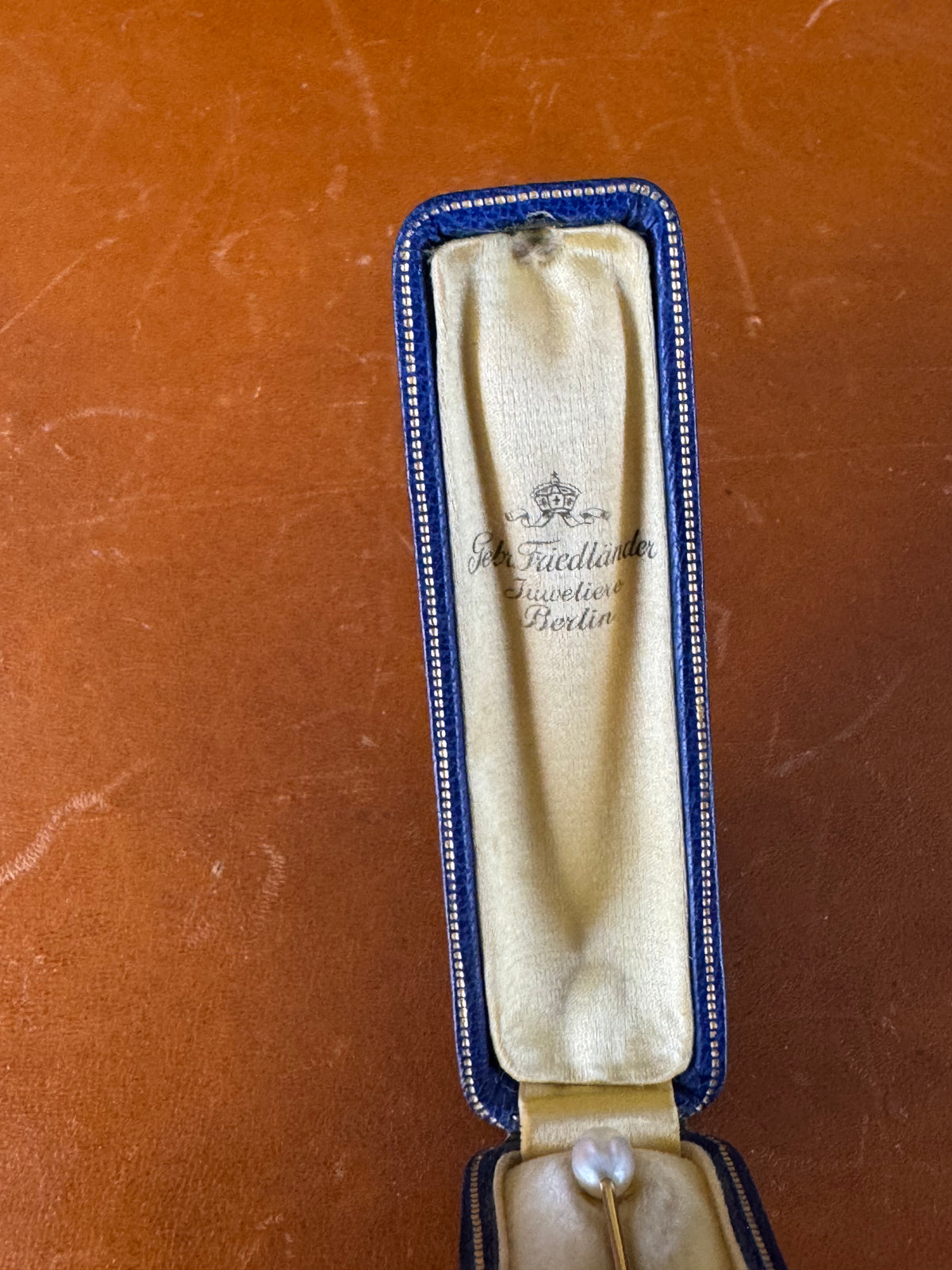 Antique 585 gold tie pin with pearl in original Friedländer Berlin presentation case, collectible linked to Kaiser Wilhelm II