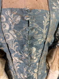 Robe à la Française aus blauem und cremefarbenem Seidendamast – authentisches Kleid aus dem 18. Jahrhundert, ca. 1770