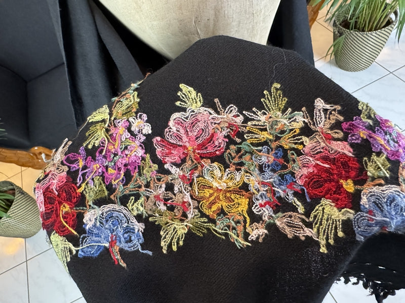 Wollschal mit gestickten Blumenmotiven, ca. 1900