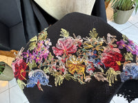 Wollschal mit gestickten Blumenmotiven, ca. 1900