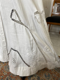 Antikes besticktes weißes Leinen-Nachmittagskleid, ca. 1910