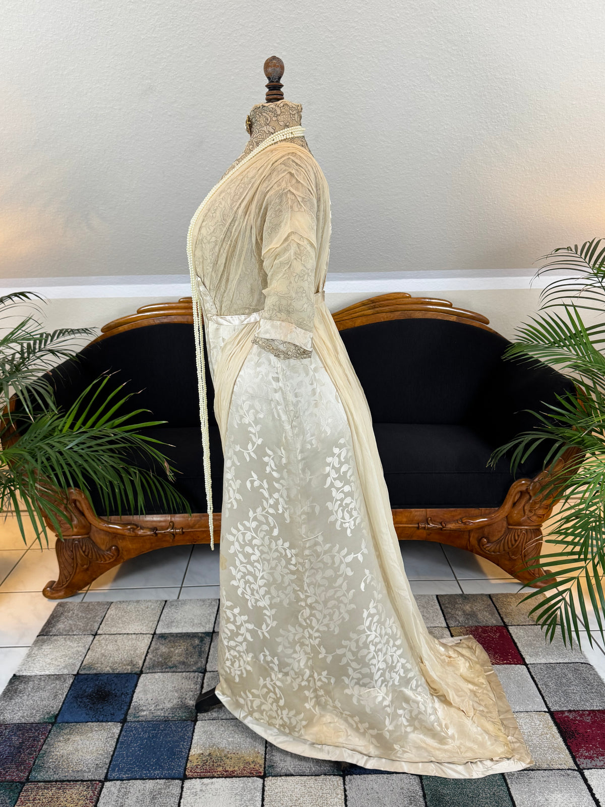 „Antique 1912 cream silk brocade evening dress with lace, crepe drapes and Lady Gillman provenance“