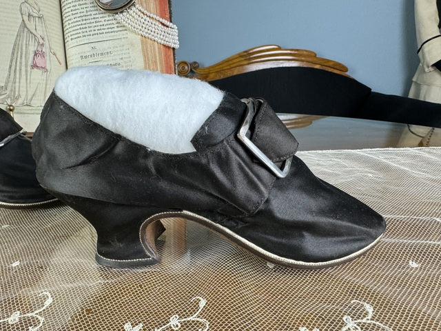 Spätbarocke Damenschuhe, 1730er–1740er Jahre – Seltene englische Seidenschuhe aus dem 18. Jahrhundert