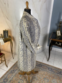ÉVE VALÈRE Antiker Mantel, London, ca. 1928 – Cremefarben-blaues Design im Art-Déco-Stil