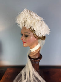 Viktorianischer Kopfschmuck aus Straußenfedern, ca. 1890 – Haarornament für Debütantinnen