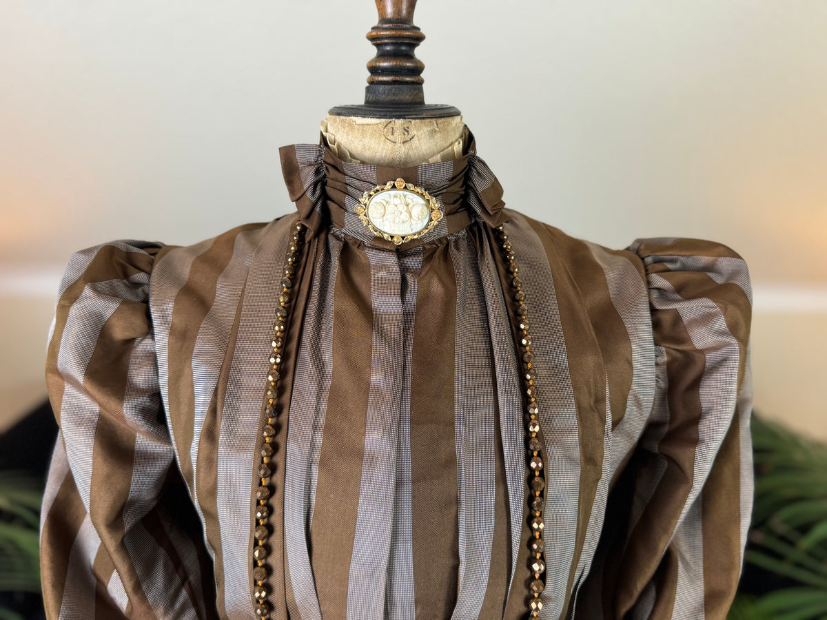 Antikes viktorianisches gestreiftes Tageskleider-Ensemble aus Seide, ca. 1891