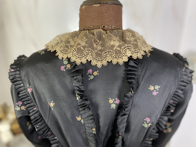 Antikes graues Seidenkleid mit Blumenmuster, ca. 1916