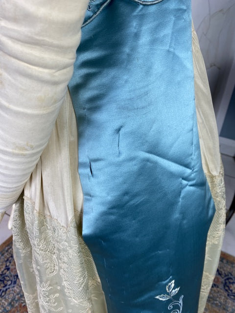 Abendkleid aus Chantilly und himmelblauem Satin, ca. 1914