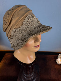 French 1925 eggshell velvet cloche with wire frame, gathered appliqués and cotton lining, well preserved.