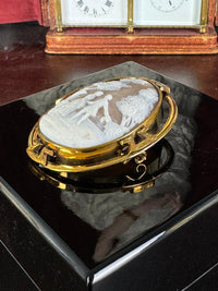 Biedermeier Muschelkamee ca. 1848 – Romantisches Liebespaar in einem Park