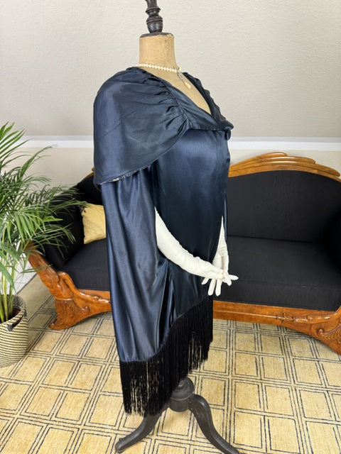 MARSHALL FIELD & Co. Antiker Kapuzenumhang, Chicago, ca. 1924 – Dunkelblauer Seiden-Flapper-Umhang