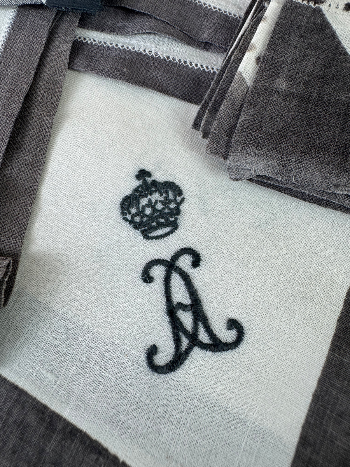 Royal antique mourning handkerchief collection c.1900 – 19 lace handkerchiefs with Württemberg monograms