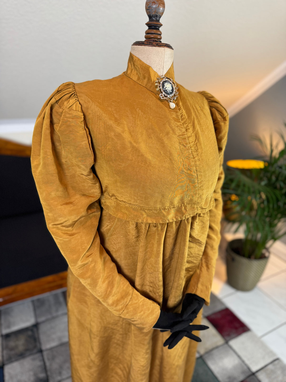 Regency gold moiré silk gown, ca. 1815–1820, high waistline with elegant neoclassical silhouette
