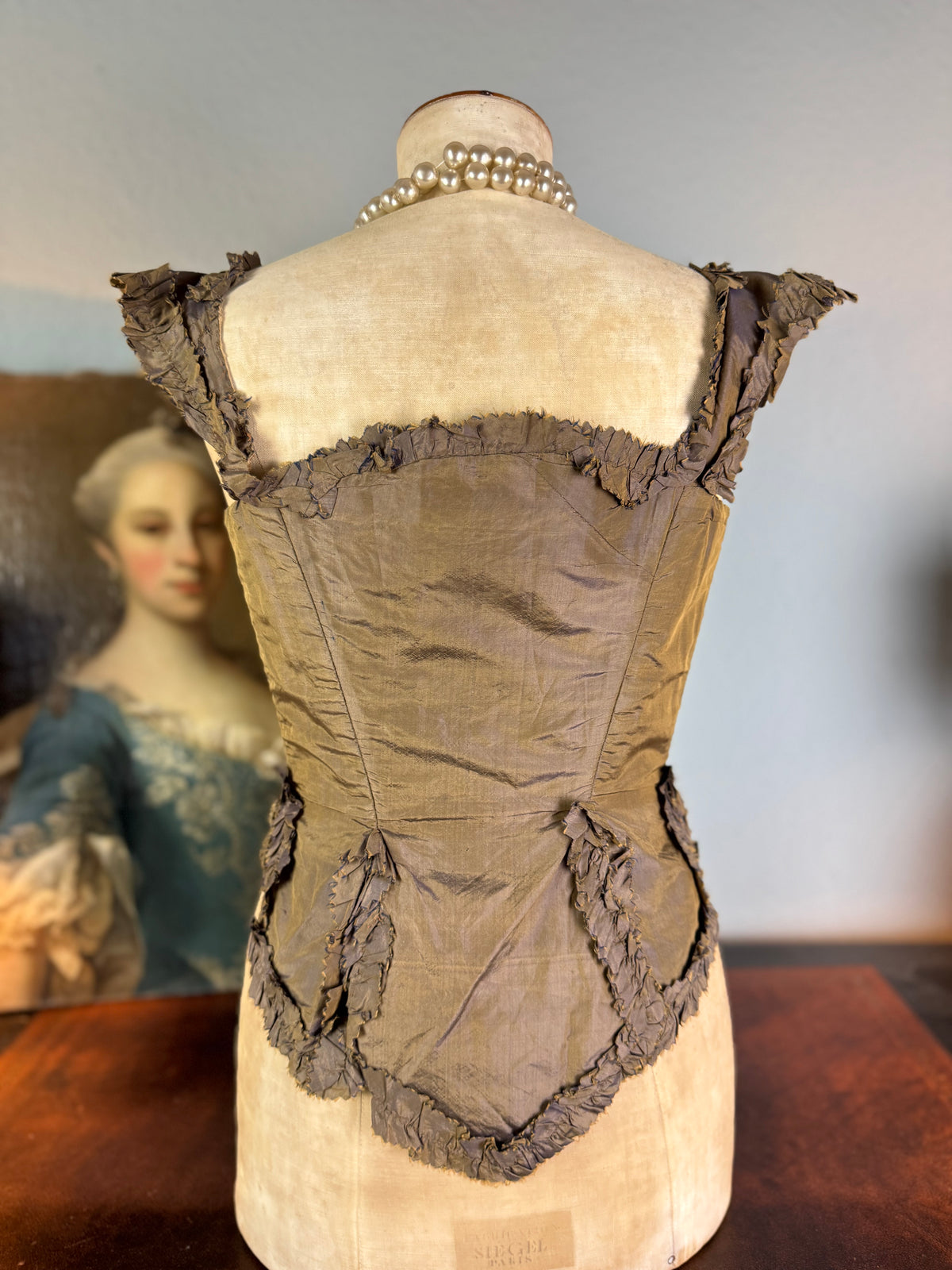 Rokoko-Mieder für ein junges Mädchen, Frankreich, um 1780 – Antikes handgenähtes Kleidungsstück aus dem 18. Jahrhundert