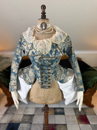 Rokoko Caraco 1750 – Blau-weiß geblümte Seide, Jacke im Reitstil