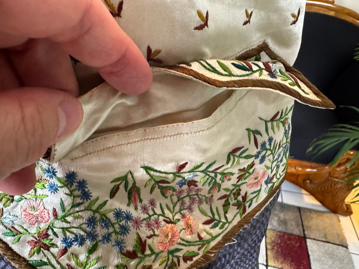 Antike Weste und blaue knielange Seidenhose, ca. 1790 – Besticktes florales Herrenensemble