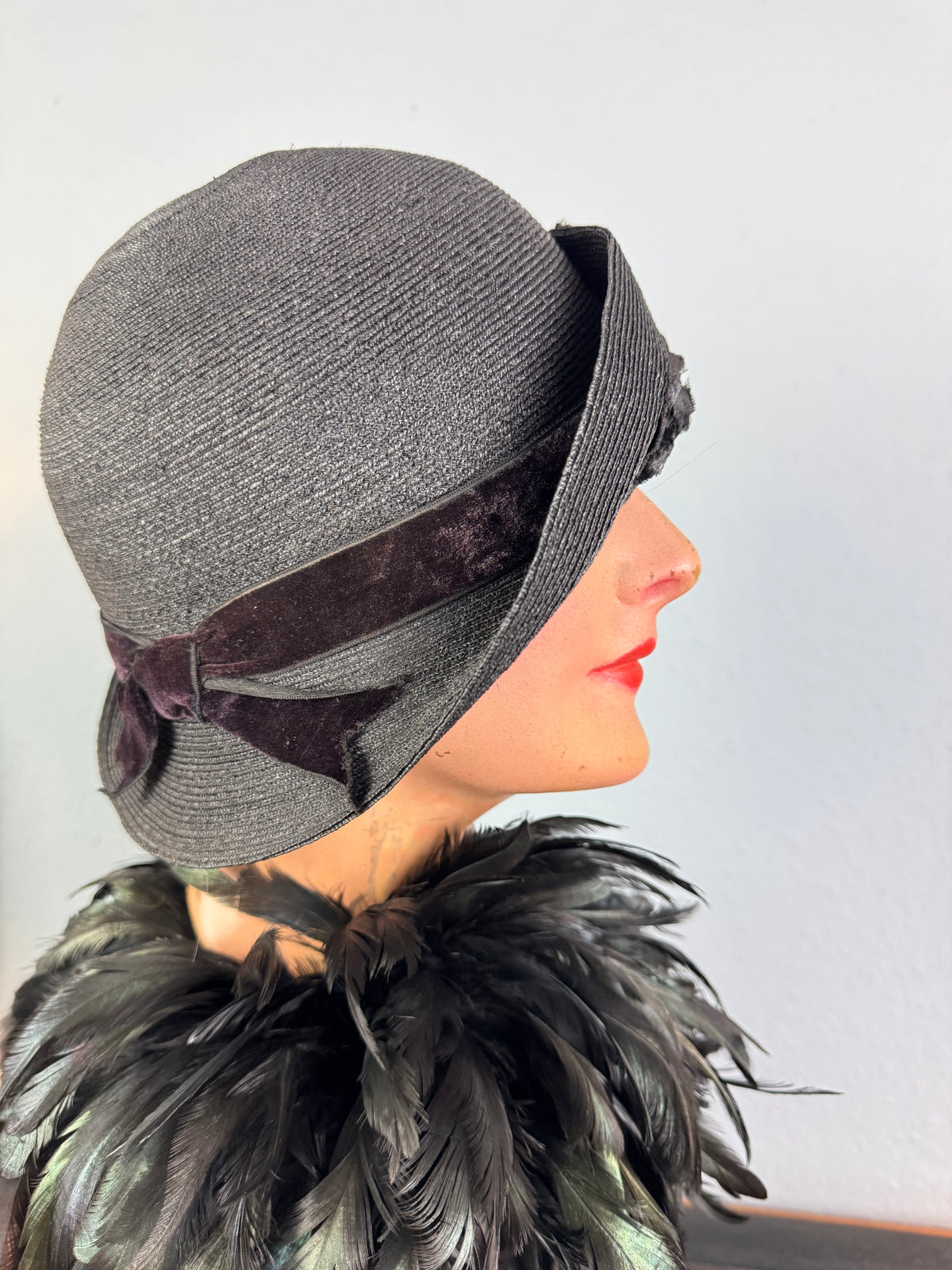Elegant asymmetrical English 1920s straw hat with velvet appliqués, black silk lining, excellent condition