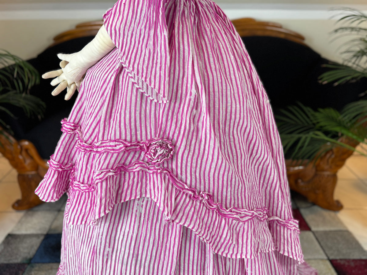 Sommerliche Eleganz einer jungen Dame – Antikes Kleid, ca. 1858