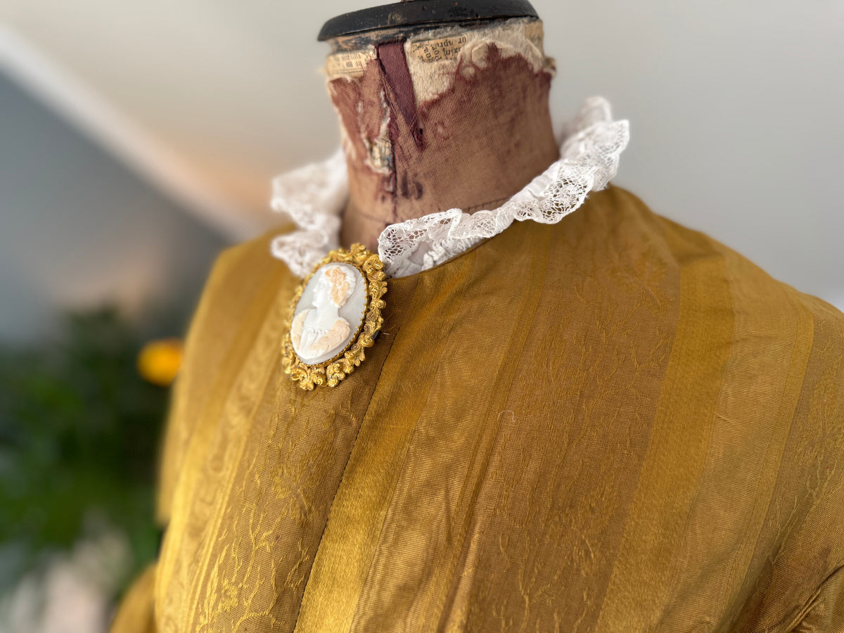 Antikes viktorianisches Tageskleid aus dunklem Goldbrokat, ca. 1858