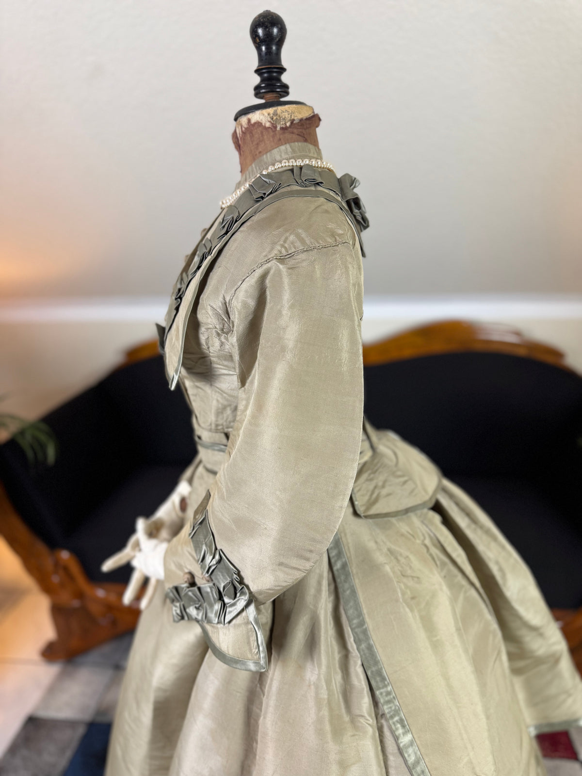 Antikes viktorianisches Seidenkleid, England, ca. 1868