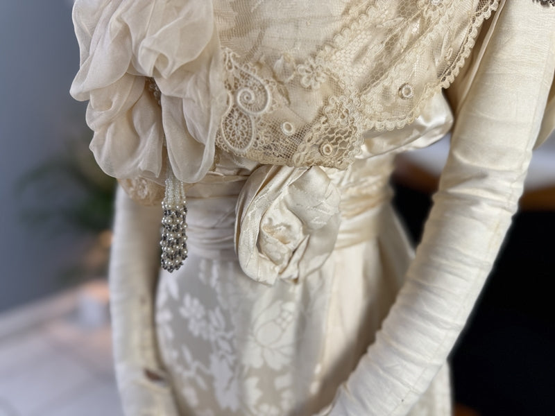 Antikes Hochzeitskleid aus der Titanic-Ära, ca. 1912