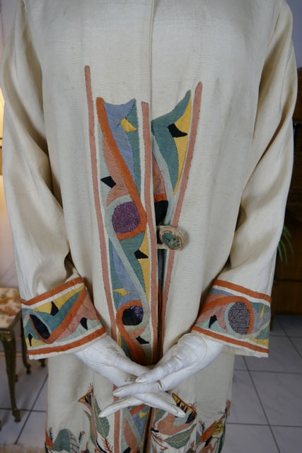 Ägyptische Revival Seidenjacke, ca. 1924 – Appliqué-Motive mit Sphinx, Skarabäus & Pyramide