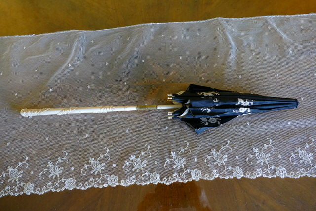 Brüsseler Spitzenschirm mit Spulenapplikation, ca. 1870