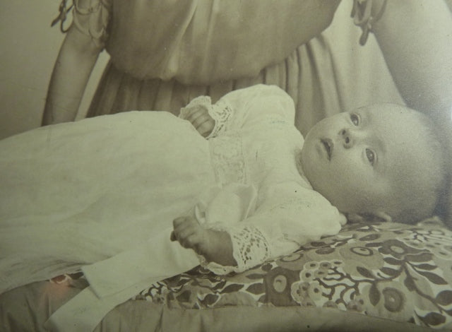 Taufkleid mit Originalfoto, England, ca. 1923 – Netz-Tüll & Spitze, Unterkleid aus Seide
