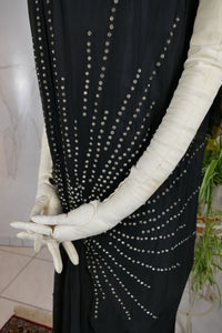 Antikes Abendkleid aus schwarzem Seidenchiffon mit Strasssteinen, ca. 1928