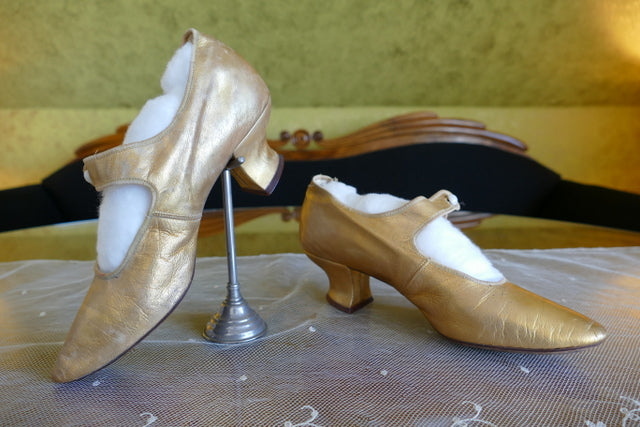 Goldene Abendpumps, ca. 1910