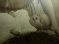 Taufkleid mit Originalfoto, England, ca. 1923 – Netz-Tüll & Spitze, Unterkleid aus Seide