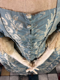 Robe à la Française aus blauem und cremefarbenem Seidendamast – authentisches Kleid aus dem 18. Jahrhundert, ca. 1770