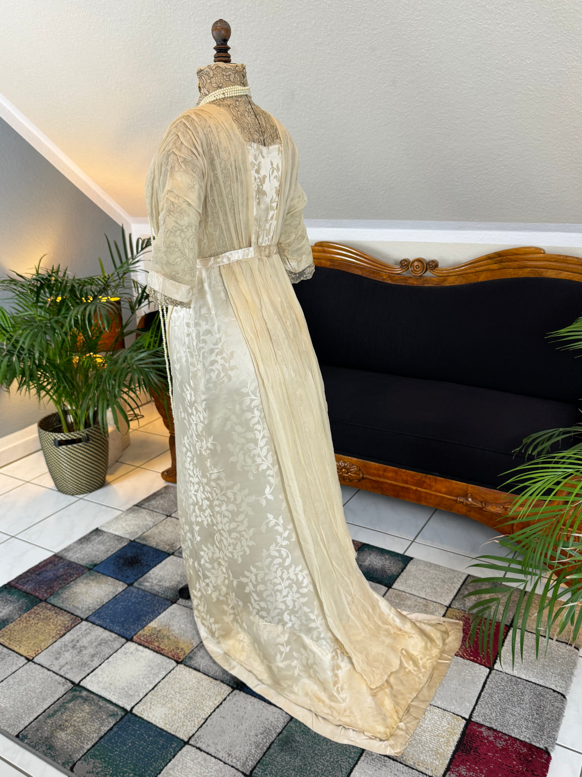 „Antique 1912 cream silk brocade evening dress with lace, crepe drapes and Lady Gillman provenance“