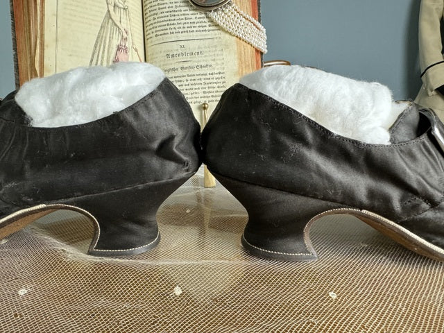 Spätbarocke Damenschuhe, 1730er–1740er Jahre – Seltene englische Seidenschuhe aus dem 18. Jahrhundert