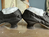 Spätbarocke Damenschuhe, 1730er–1740er Jahre – Seltene englische Seidenschuhe aus dem 18. Jahrhundert
