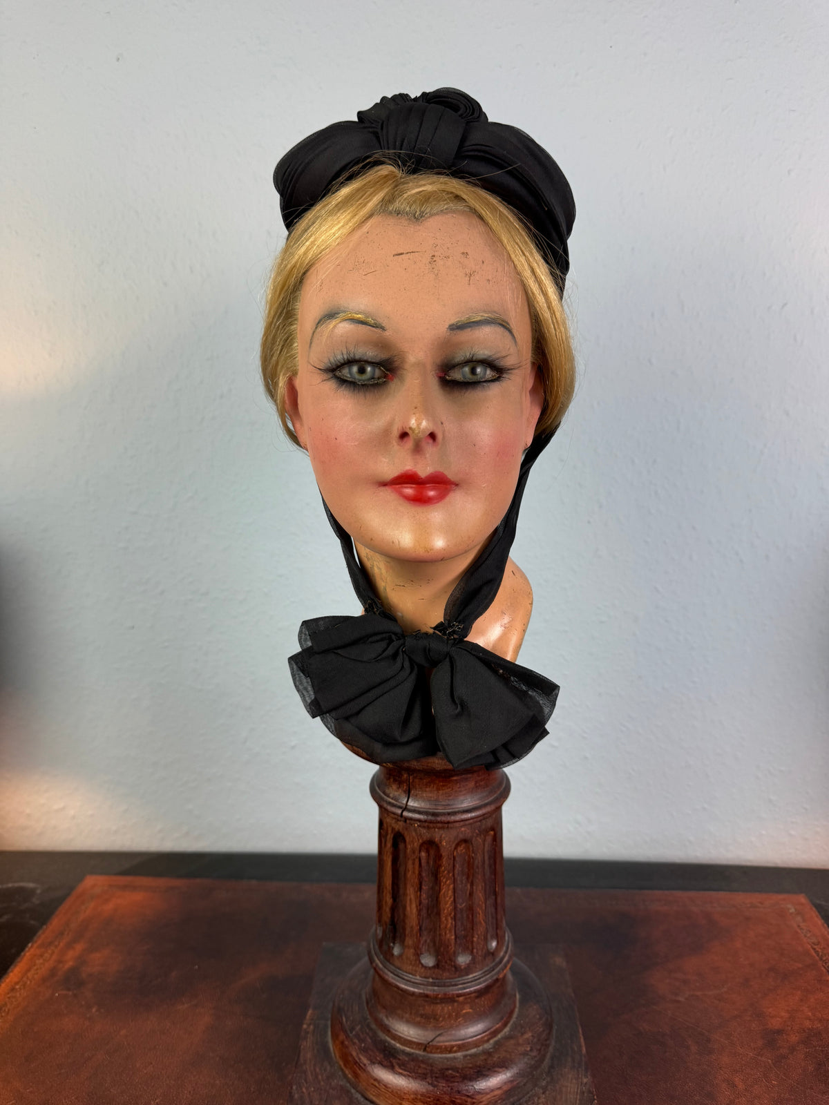 Royal‑associated German crêpe de Chine bonnet, Potsdam ca. 1880, chin bow, very well preserved.