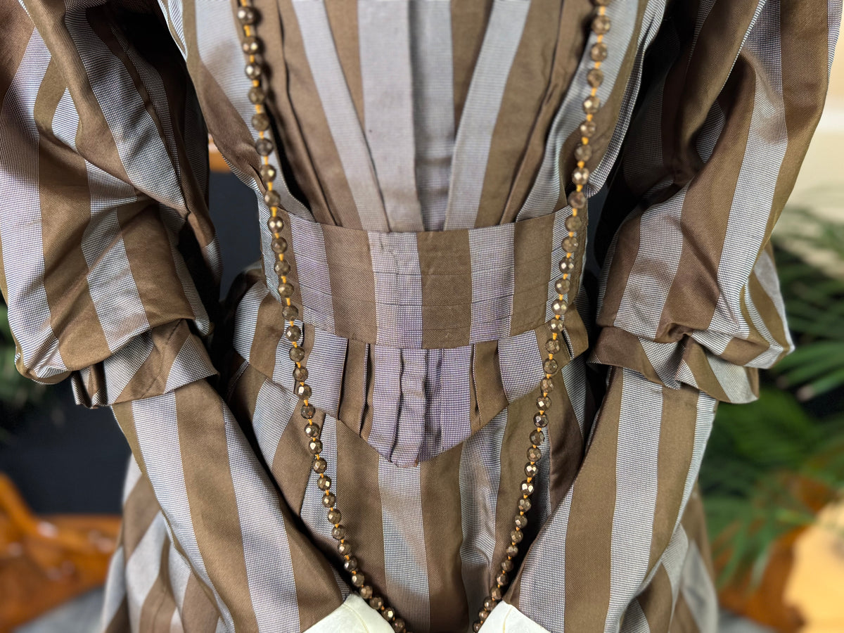 Antikes viktorianisches gestreiftes Tageskleider-Ensemble aus Seide, ca. 1891