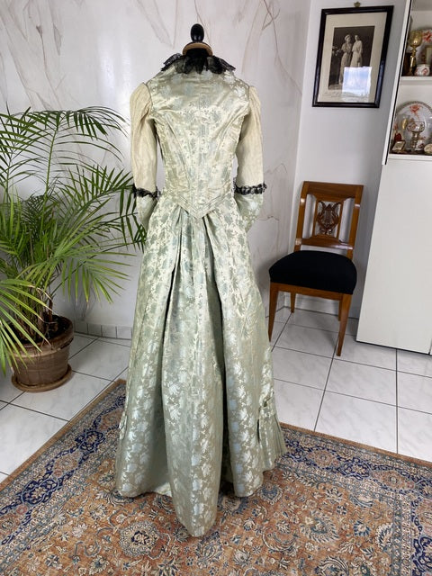 Antikes zweiteiliges Dinnerkleid aus Seidenbrokat, ca. 1898