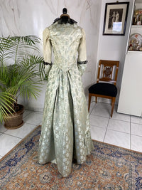 Antikes zweiteiliges Dinnerkleid aus Seidenbrokat, ca. 1898