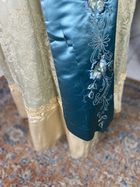 Abendkleid aus Chantilly und himmelblauem Satin, ca. 1914