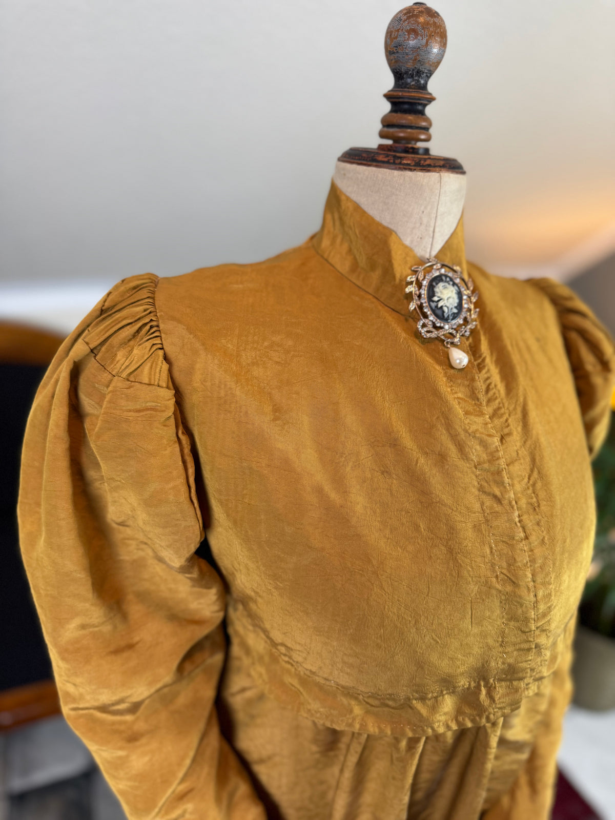 Regency gold moiré silk gown, ca. 1815–1820, high waistline with elegant neoclassical silhouette