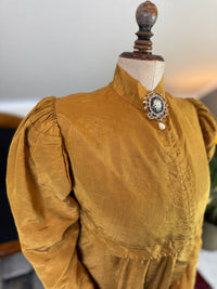 Regency gold moiré silk gown, ca. 1815–1820, high waistline with elegant neoclassical silhouette