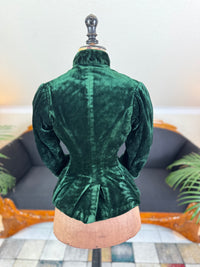 Seltene viktorianische Reitjacke, ca. 1878 – Grüner Samt, gestepptes Seidenfutter, historische Reitsportmode