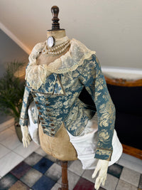 Rokoko Caraco 1750 – Blau-weiß geblümte Seide, Jacke im Reitstil