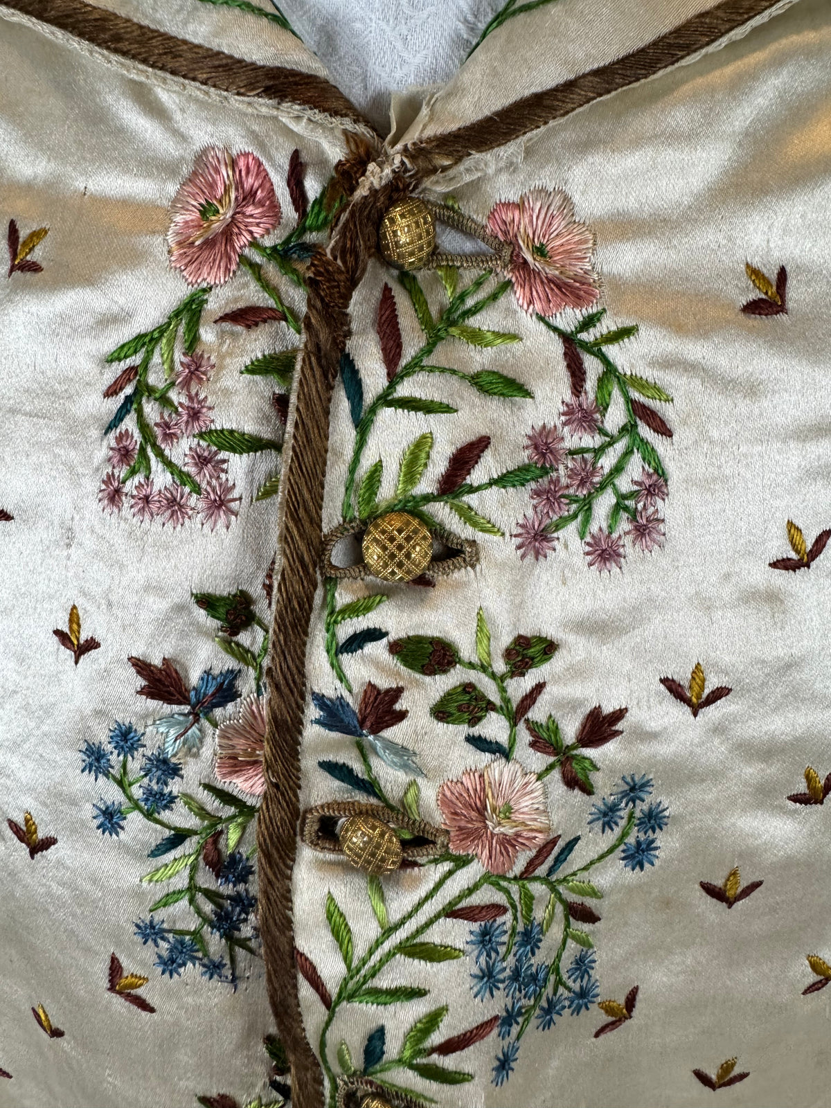 Antike Weste und blaue knielange Seidenhose, ca. 1790 – Besticktes florales Herrenensemble